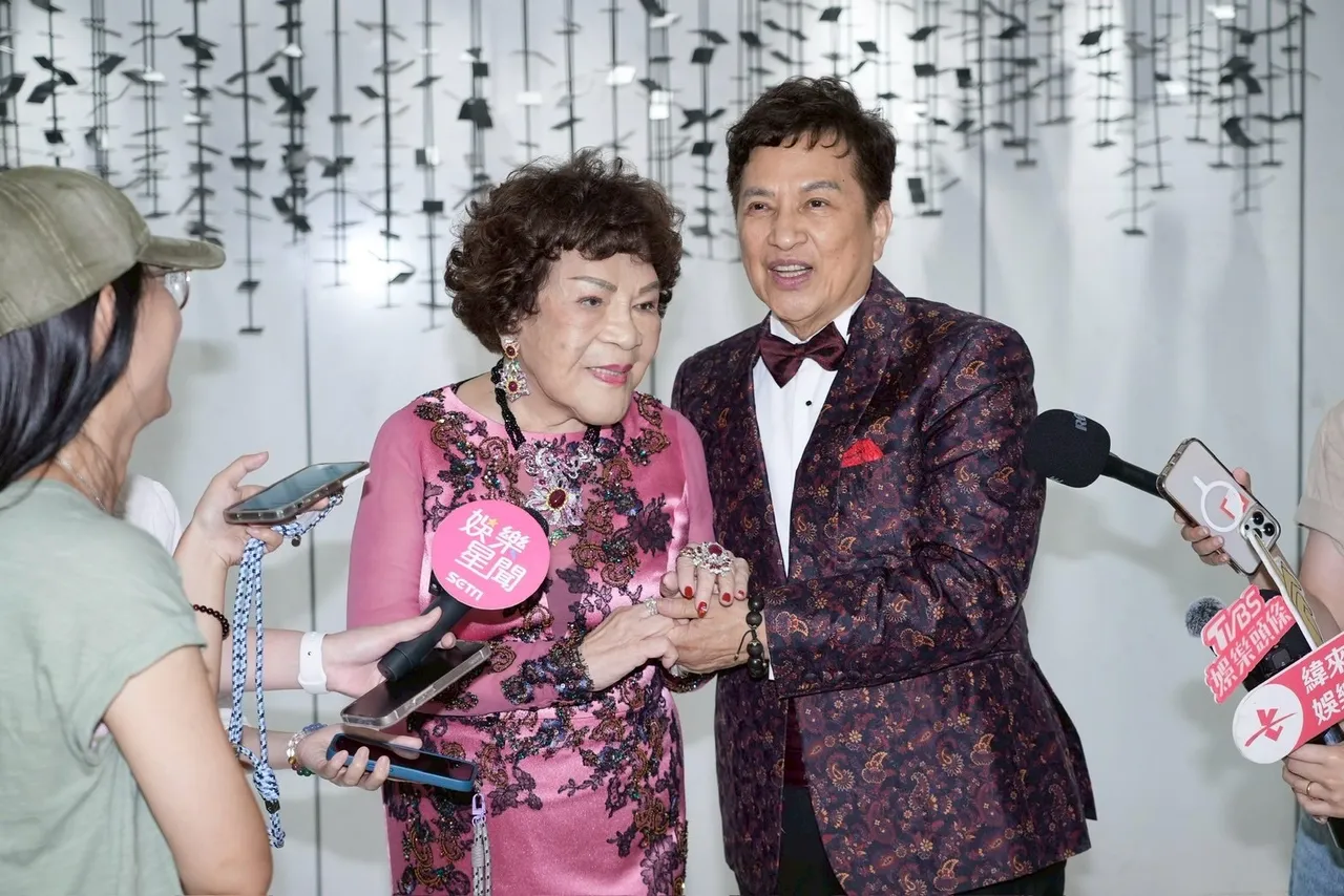 阿姑(左)和李朝永昨日仍对先前举办的公益表演意犹未尽。读者提供