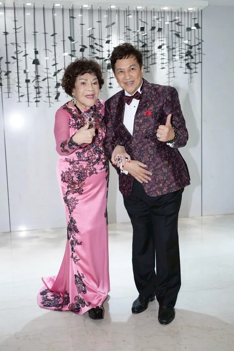 阿姑（左）昨日的行頭加起來約一千多萬，李朝永很有面子。讀者提供