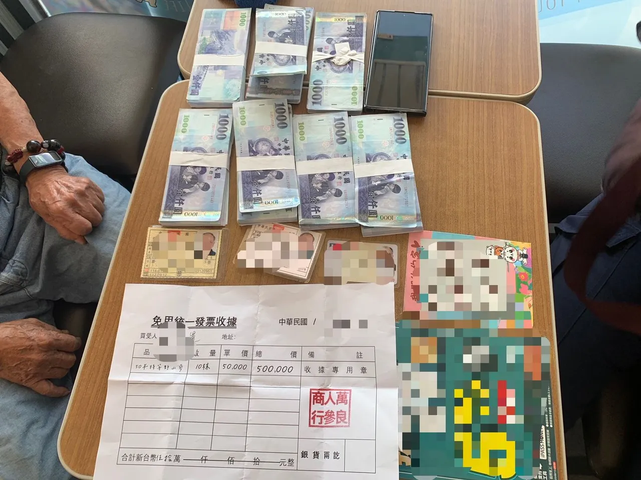 警方逮捕87岁黄姓老翁,查扣65万元赃款,他说是网路认识的「女友」叫他来拿包裹。民众提供