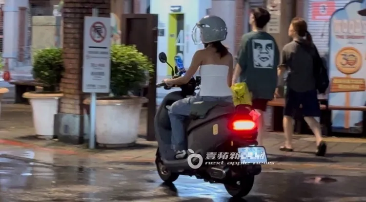若盈騎著和Ian類似的情侶車牌gogoro機車離去。特勤中心攝