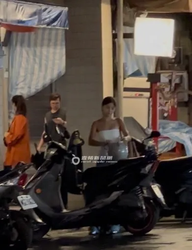 若盈和Ian各自去牽電動機車。特勤中心攝