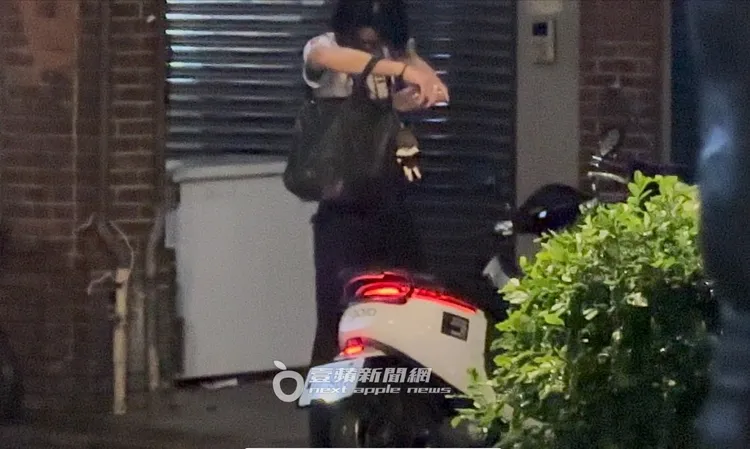 若盈坐上機車後，Ian也準備騎機車離開。特勤中心攝