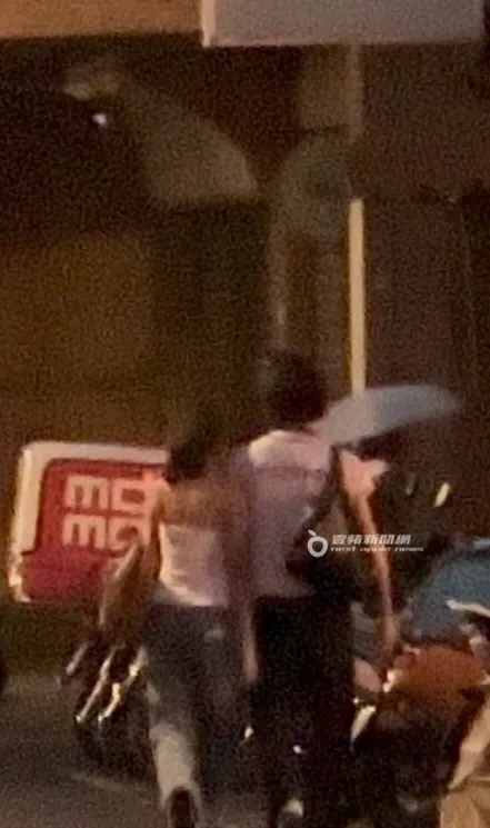 2人散步身體黏在一起，看上去有些曖昧。特勤中心攝