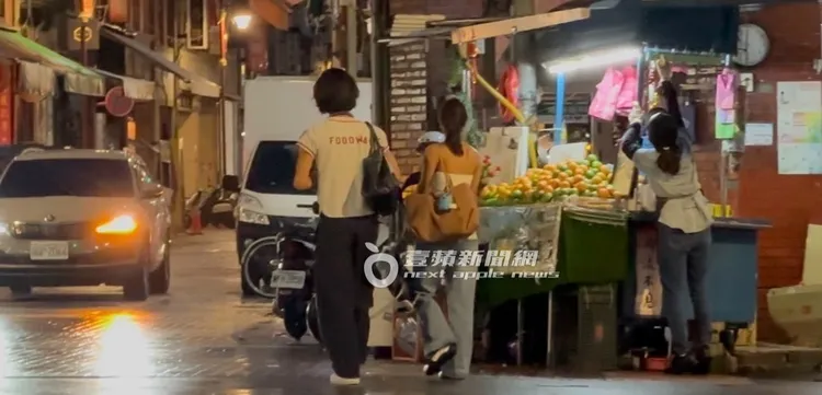 天空飄著小雨，Ian和若盈走在迪化街街頭浪漫散步。特勤中心攝