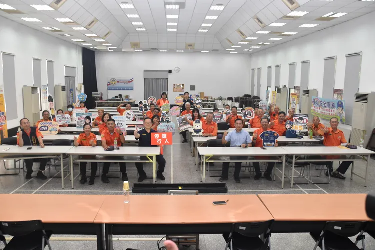 台中第一警分局長林大為在義交常訓上勉勵義交同仁注意執勤安全。翻攝畫面