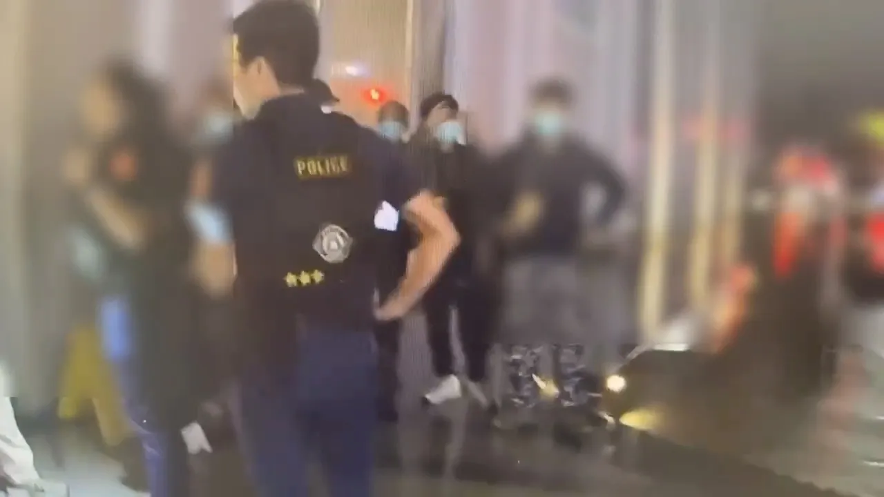 黑衣人冲进博田医院,破坏办公室设备,警方获报赶到现场。翻摄画面