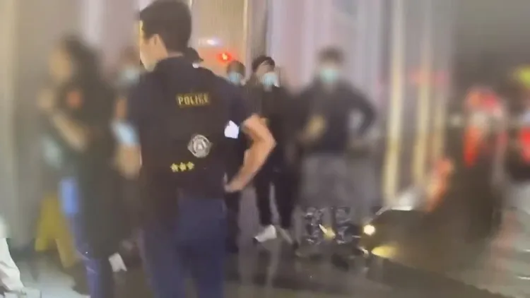 黑衣人衝進博田醫院，破壞辦公室設備，警方獲報趕到現場。翻攝畫面