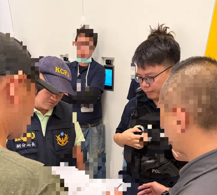 黑衣人衝進博田醫院，破壞辦公室設備，警方獲報趕到現場。翻攝畫面