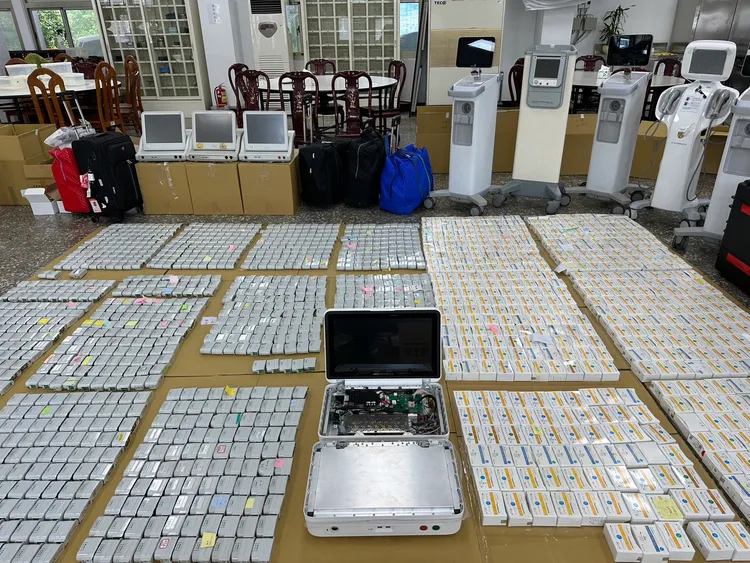 非法重複使用的醫美探頭排開數量之多令人咋舌，至今不知有多少已流入市面。翻攝畫面