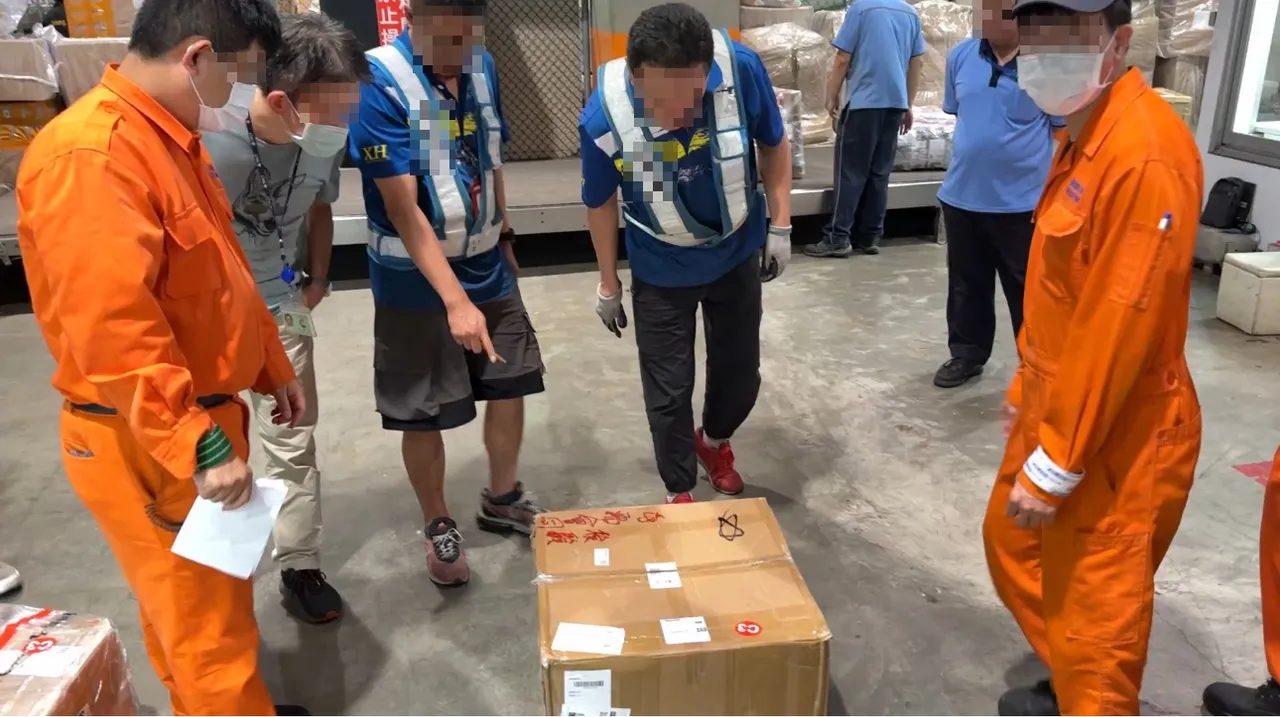 刑事局会同海关查验非法进口美国音波医疗器材。警方提供