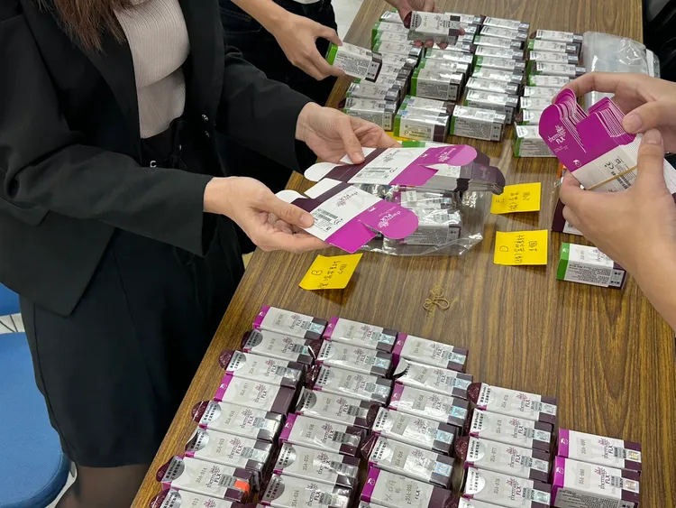 醫美器材外觀是仿冒醫材包裝紙盒。翻攝畫面