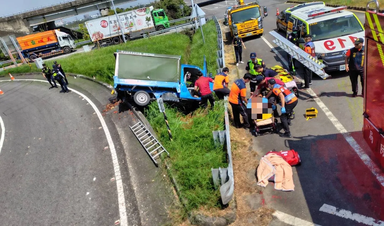 小货车失控冲出交流道,酿成1死1伤惨剧。民众提供