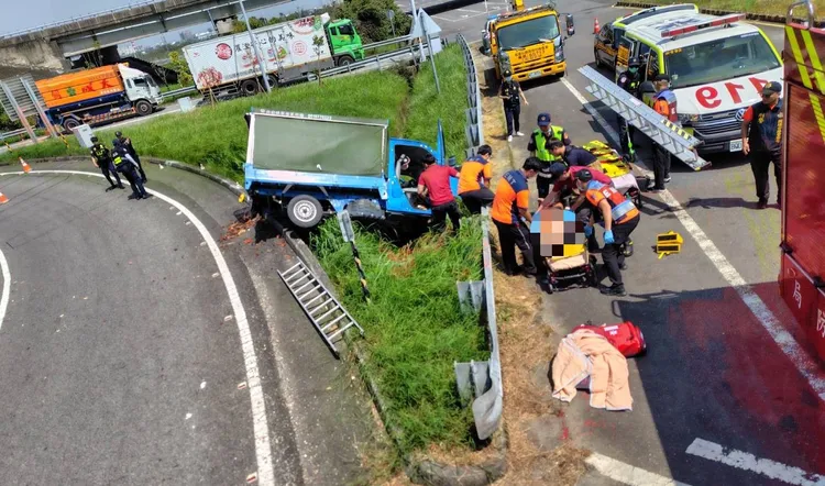 小貨車失控衝出交流道，釀成1死1傷慘劇。民眾提供