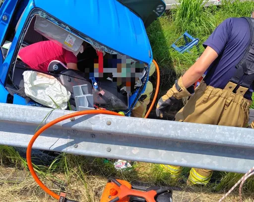 国3台南柳营段死亡车祸 小货车冲出交流道夫妻档1死1伤