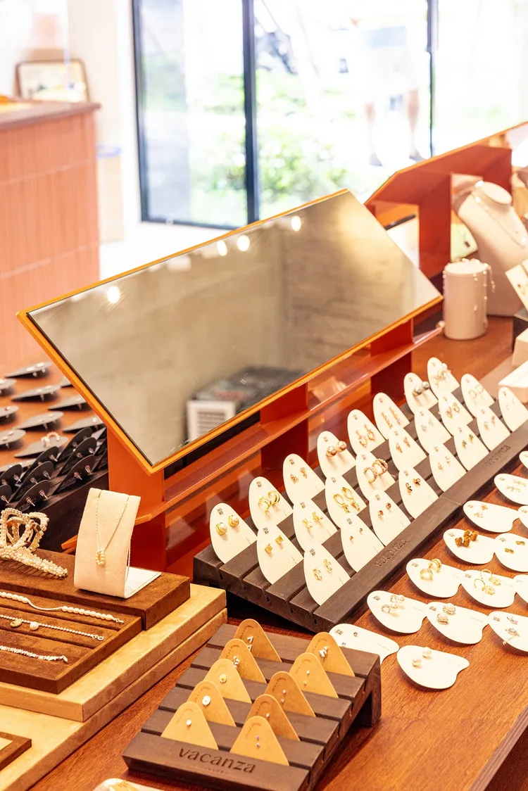 vacanza 擅長以飾品傳遞情感細節，讓配戴者在不同角色與心境間自由切換。業者提供