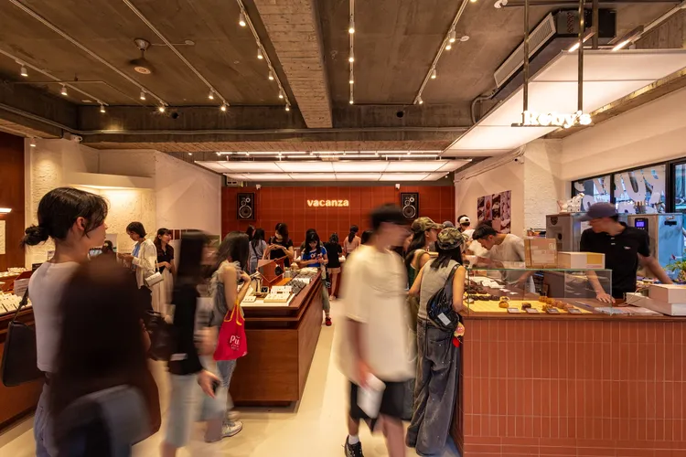 以「一見傾心」為概念靈感，vacanza crush！從選品、甜點、音樂、空間全面出發，打造五感皆滿足的生活據點。業者提供