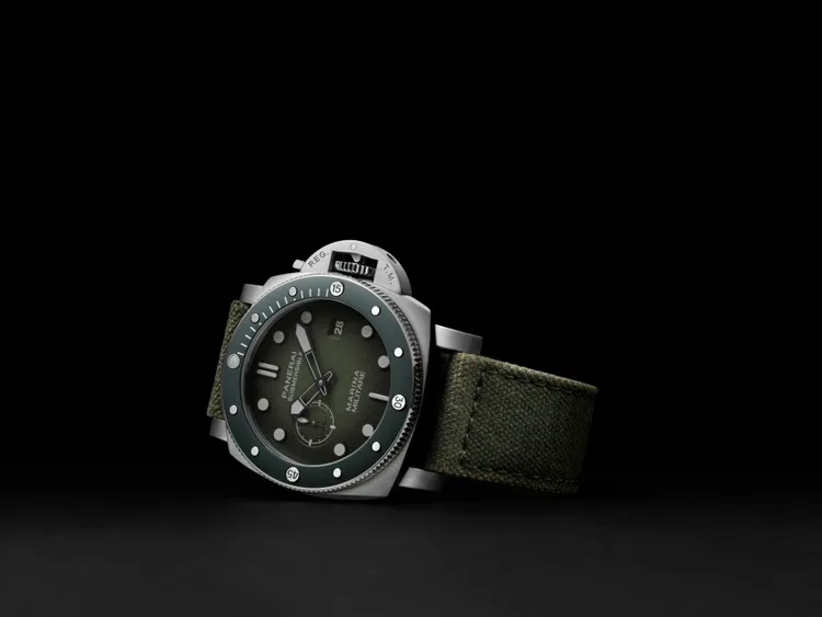 沛納海Submersible Marina Militare（PAM01697）腕錶，44mm，磨砂精鋼錶殼，綠色粒紋霧面錶盤，綠色帆布錶帶（另附一款黑色橡膠錶帶），P.900自動上鍊機芯，動力儲存3日，防水深度300米，36萬6000元。品牌提供