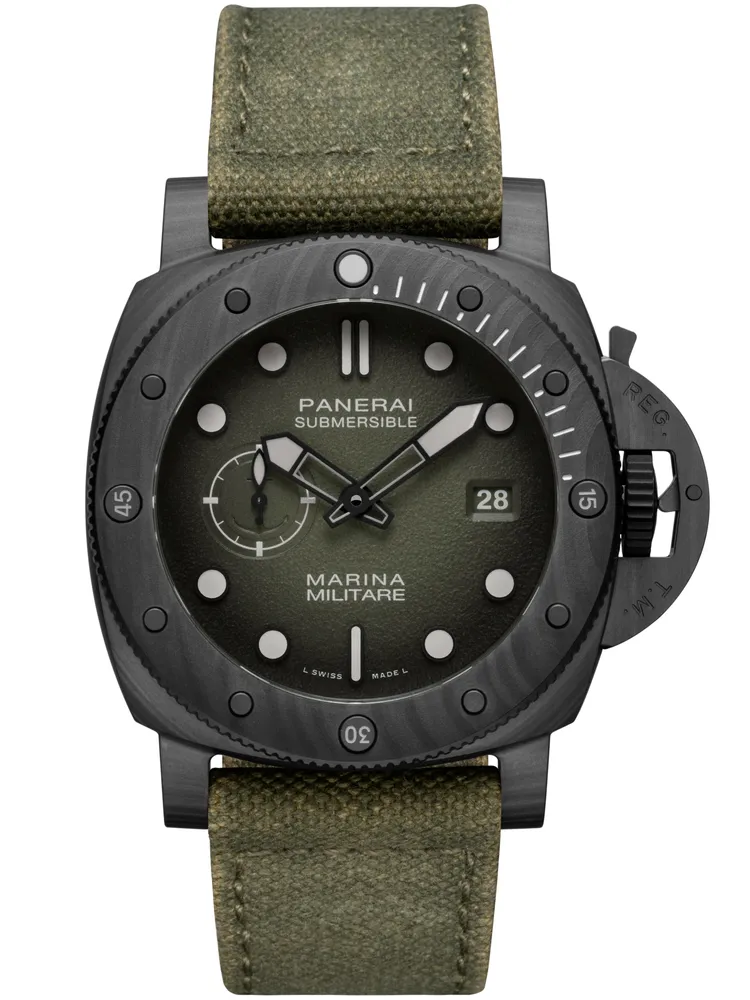 沛納海Submersible Marina Militare（PAM01698）腕錶，44mm，Carbotech碳纖維複合材質錶殼，綠色粒紋霧面錶盤，綠色帆布錶帶（另附一款黑色橡膠錶帶），P.900自動上鍊機芯，動力儲存3日，防水深度300米，60萬1000元。品牌提供