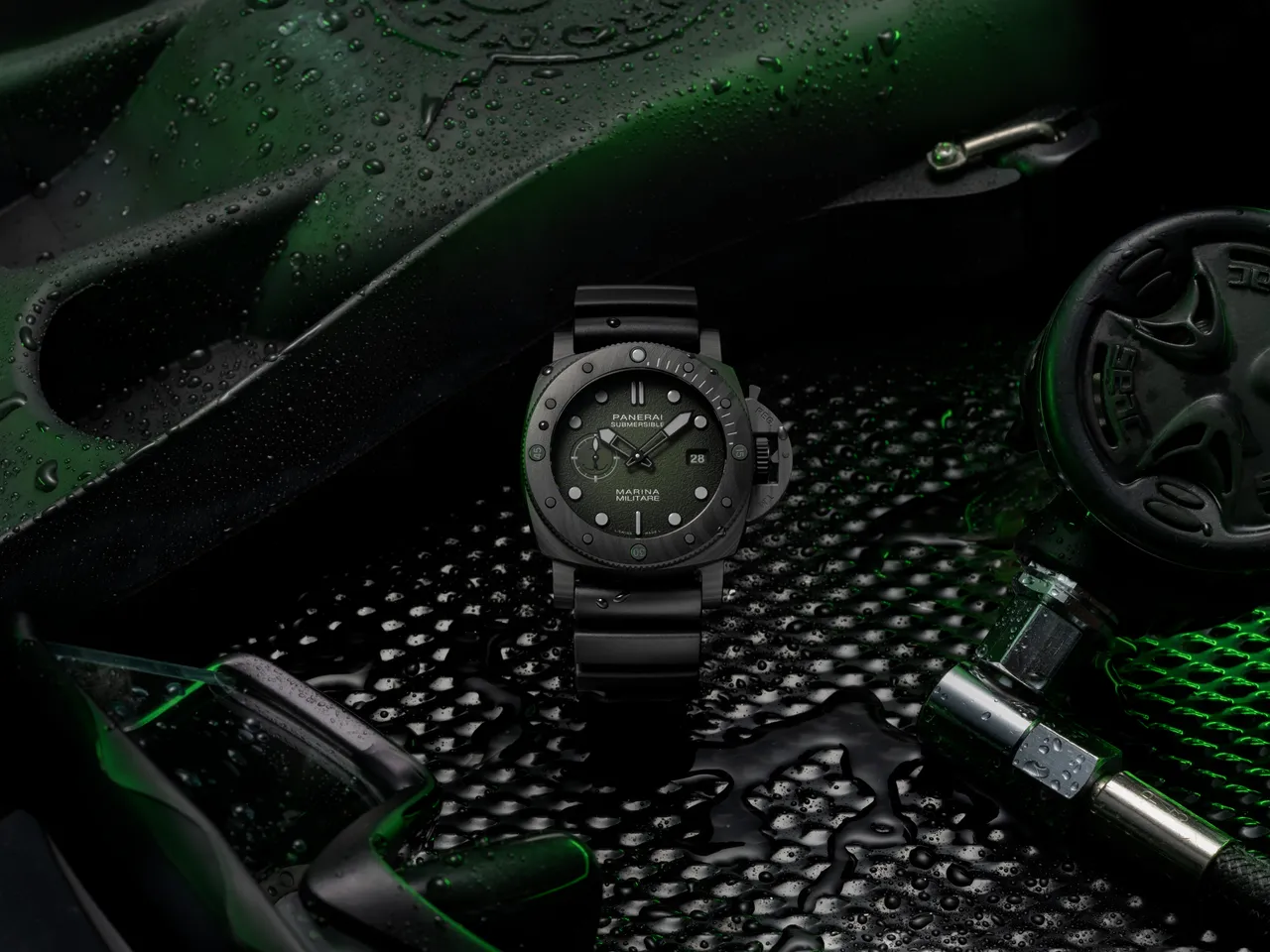 沛纳海Submersible Marina Militare(PAM01698)腕表,44mm,Carbotech碳纤维复合材质表壳,绿色粒纹雾面表盘,绿色帆布表带(另附一款黑色橡胶表带),P.900自动上链机芯,动力储存3日,防水深度300米,60万1000元。品牌提供