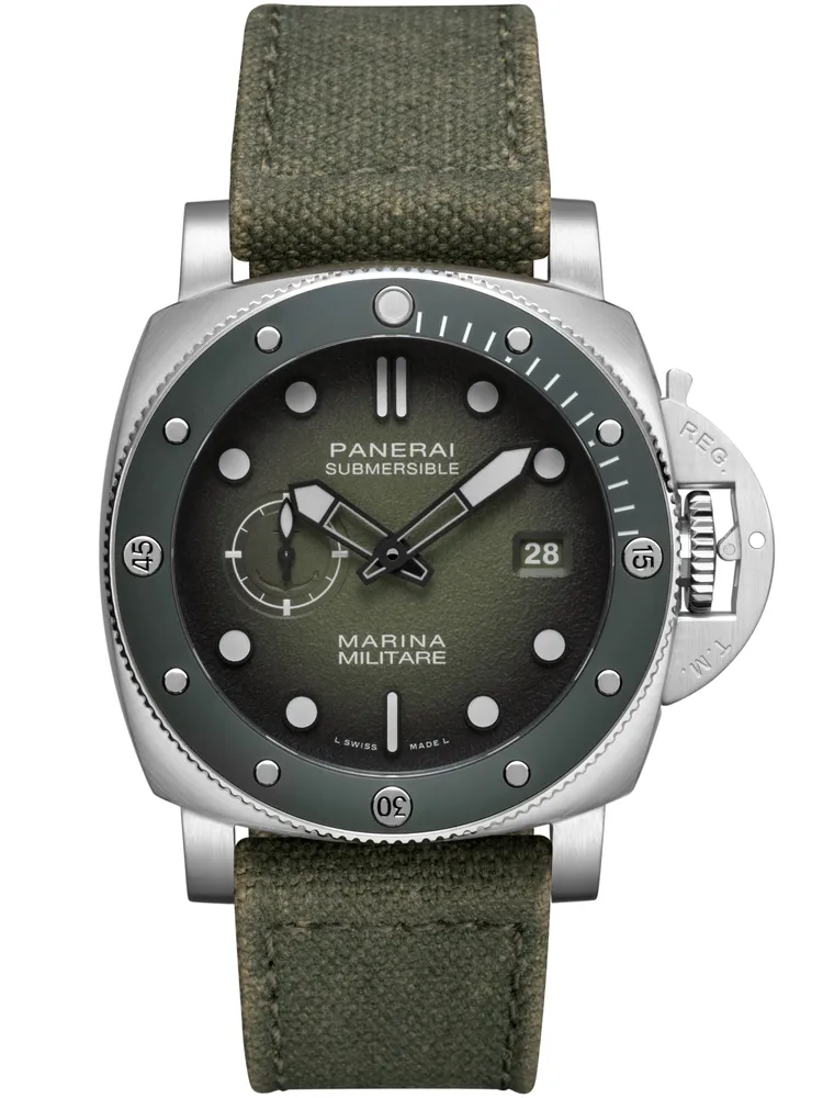 沛納海Submersible Marina Militare（PAM01697）腕錶，44mm，磨砂精鋼錶殼，綠色粒紋霧面錶盤，綠色帆布錶帶（另附一款黑色橡膠錶帶），P.900自動上鍊機芯，動力儲存3日，防水深度300米，36萬6000元。品牌提供