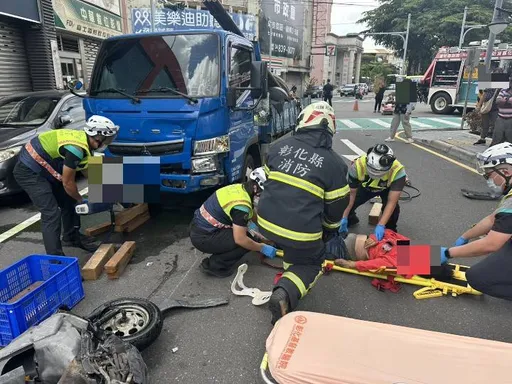 彰化死亡车祸!6旬嬷载孙子撞小货车 卷车下血胸身亡