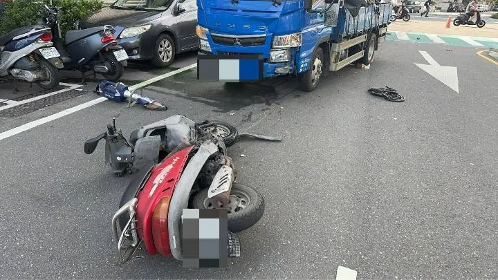 衝擊力道之大，王姓阿嬤被捲入車下，救出時全身多處骨折變形，已經沒有生命跡象。民眾提供