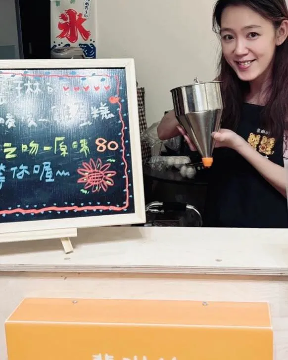 裴琳当板娘顾店卖鸡蛋糕。翻摄裴琳脸书