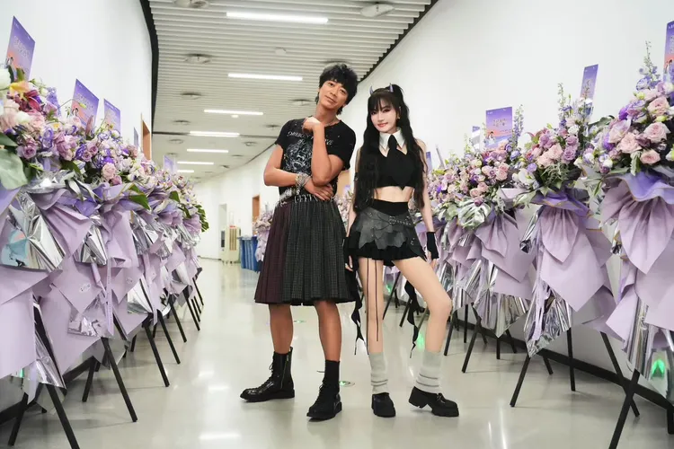 蘇見信英倫裙風造型秀出筆直大長腿，辣度不輸謝金燕辣腿。狠耐聽音樂工作室提供