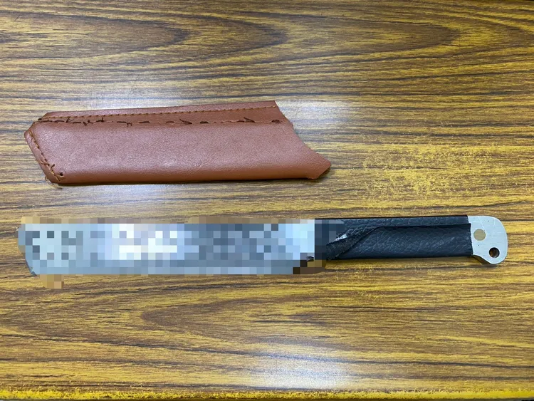 警方查扣水果刀。警方提供