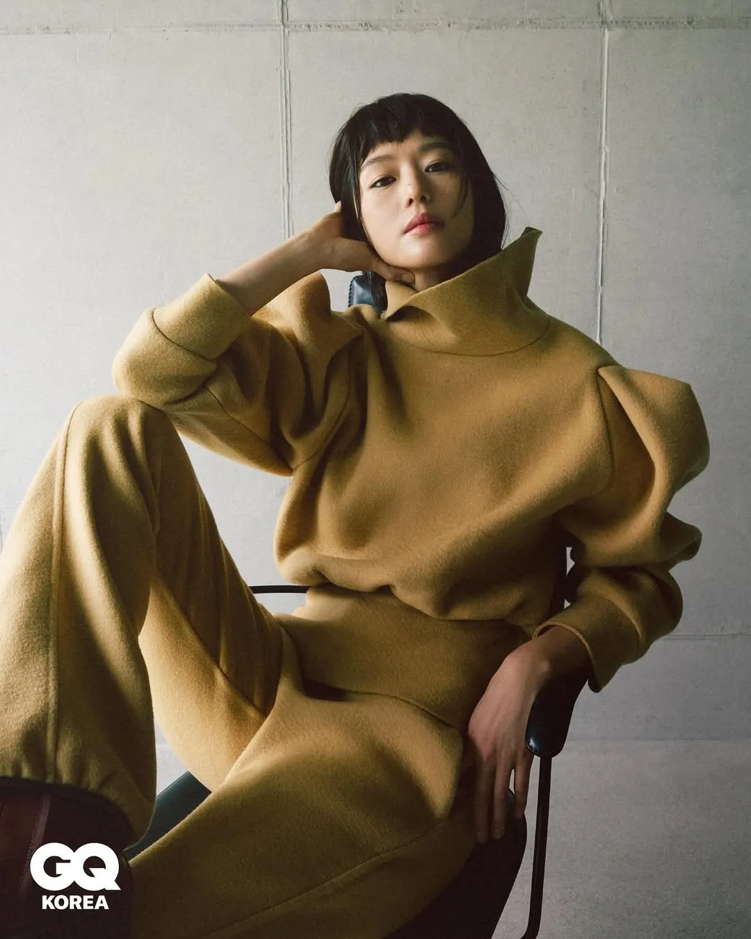 拥有精致五官的全智贤,连「狗啃刘海」都能轻松驾驭。翻摄gq_korea IG