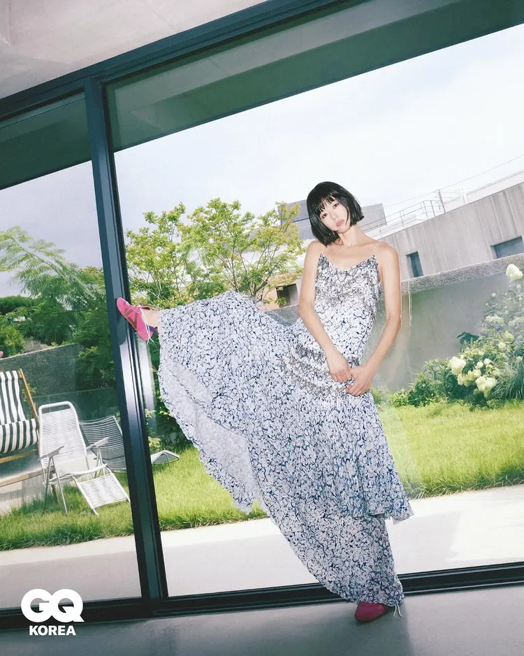 全智賢以俏麗短髮配上碎花洋裝，完全看不出已經43歲。翻攝gq＿korea IG