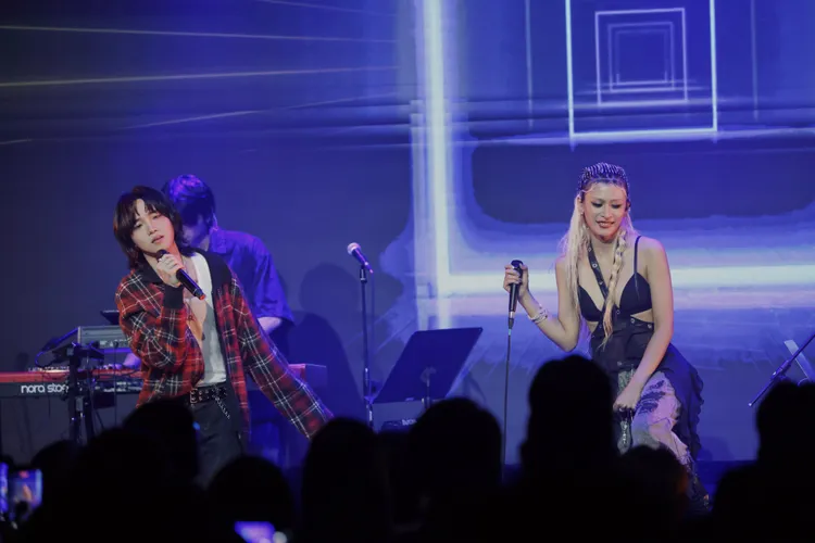 陳泳希（右）與持修合唱《有一說一》。華研國際提供