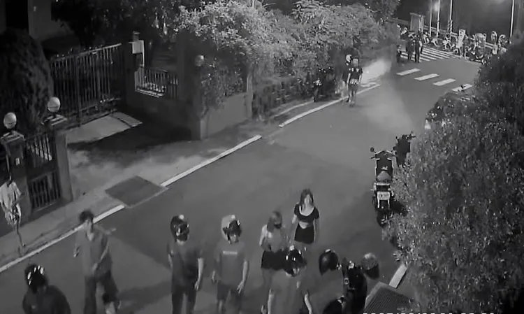 現場不少青少年載著年輕辣妹到場，約會過程一起觀賞競速與各式改裝機車，現場猶如一處夜間賽車嘉年華會。民眾提供