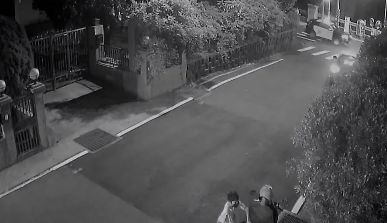 1輛警車到場,現場飆仔鳥獸散,往三峽與大溪方向逃逸,換當地居民倒楣。民眾提供