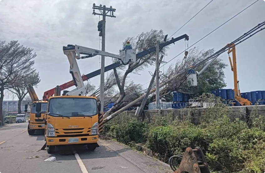 山陀儿台风造成路树倾倒,压坏电缆,和发工业区停电3、4天。和发工业区服务中心提供