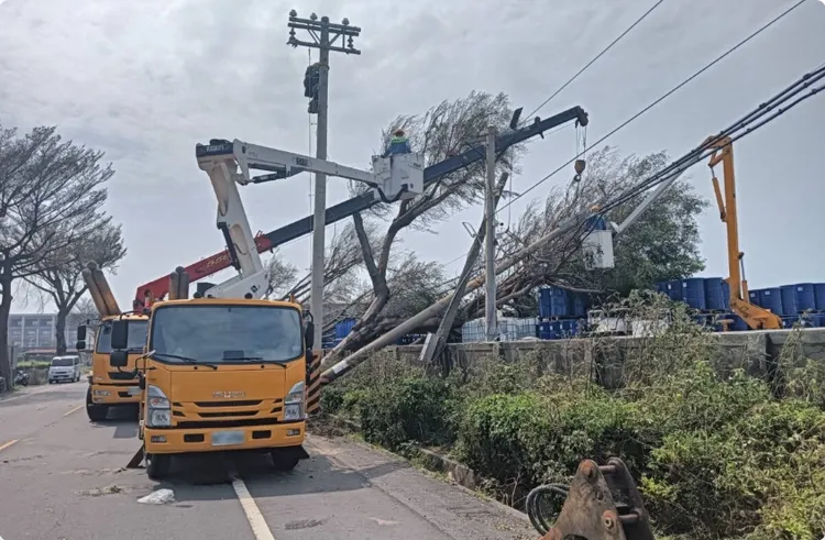 山陀兒颱風造成路樹傾倒，壓壞電纜，和發工業區停電3、4天。和發工業區服務中心提供