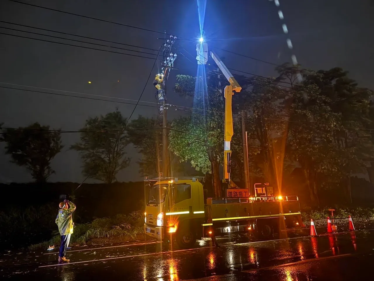 山陀儿台风造成路树倾倒,压坏电缆,和发工业区停电3、4天,台电人员日夜抢修。和发工业区服务中心提供