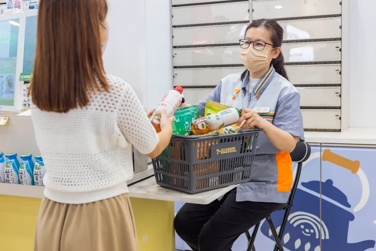「收銀結帳友善椅」於8月22日起全台首波約750家門市將正式導入使用。7-ELEVEN提供