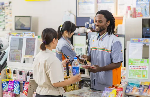 缺工有解!超商外籍生錄取率逾8成 750家店「坐著結帳」