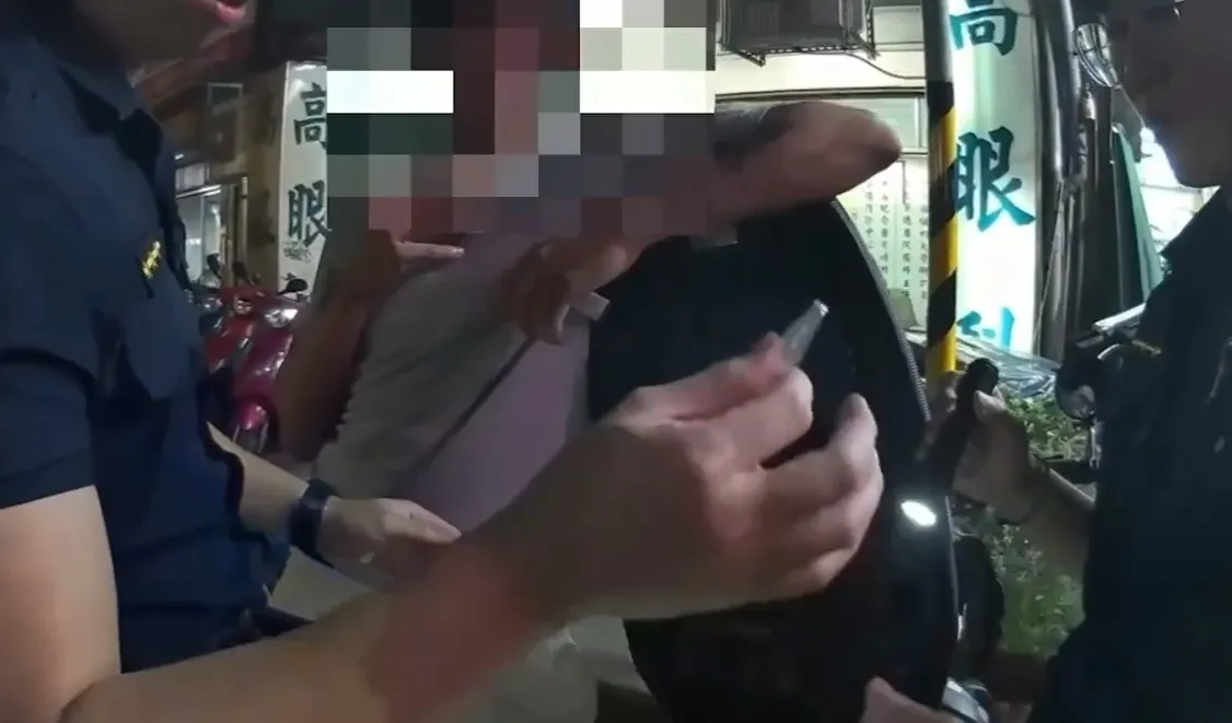 员警于廖男身上起获毒品。警方提供