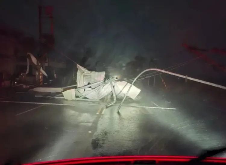 丹娜絲颱風來襲當天，多處道路難以通行。消防局提供