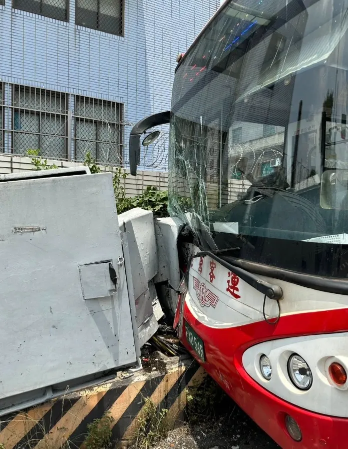 客運又撞上路邊電箱導致住戶停電。翻攝自市議員陳雅倫臉書