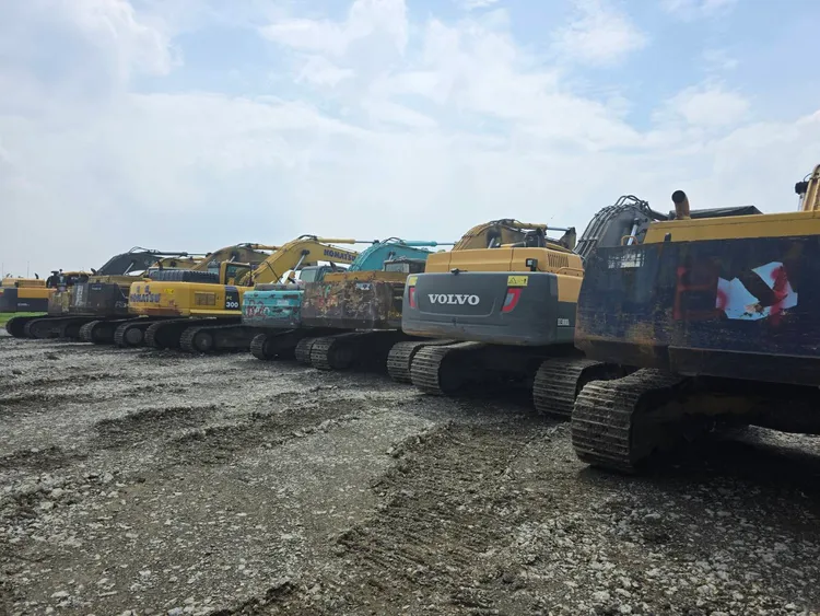 檢警環兵分多路帶回15人，查扣挖土機等重型機具。翻攝照片