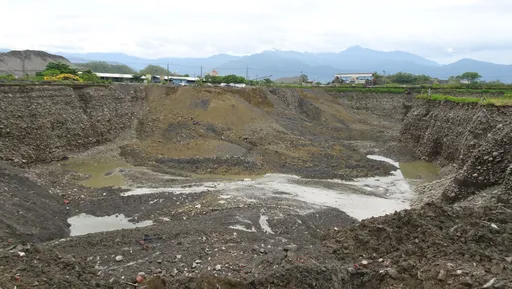 高雄美濃驚見「大峽谷」 不法集團開挖「廢土」換「良土」海撈3億