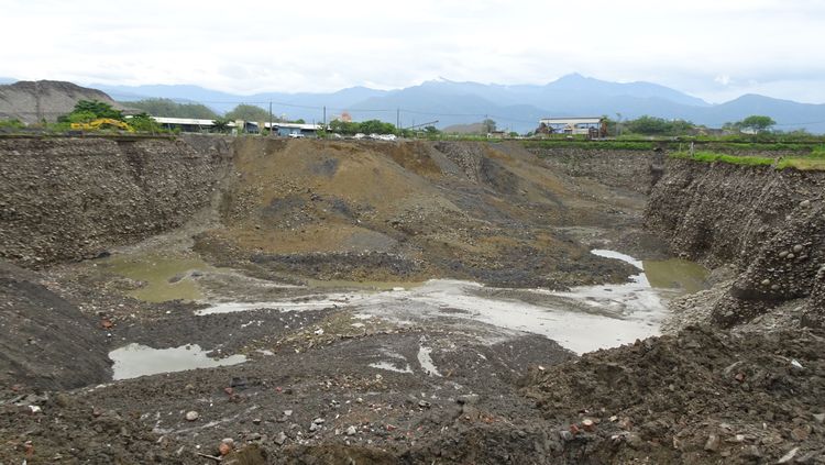 高雄美濃驚見「大峽谷」　不法集團開挖「廢土」換「良土」海撈3億
