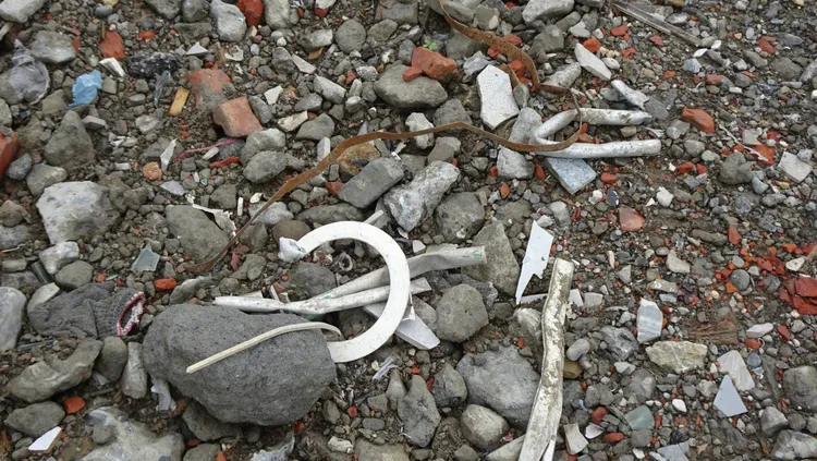 不法集團盜採良土，卻回填營建廢棄物等廢土，相當可惡。翻攝照片