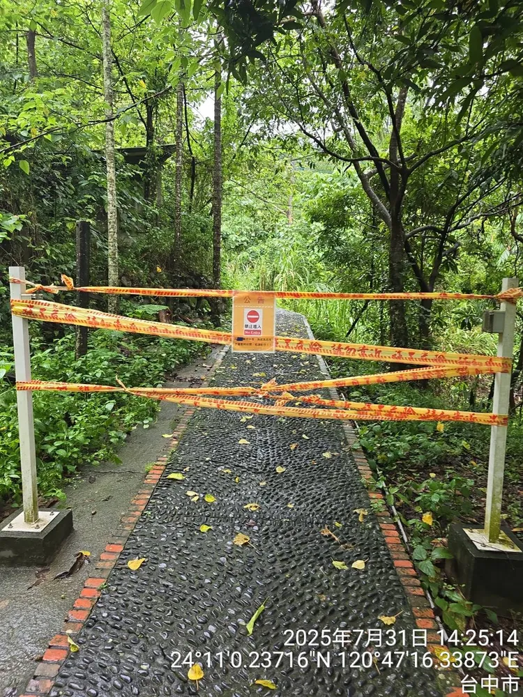 大坑14條登山步道及聯外道路多處發生崩塌及邊坡滑動情形，目前暫時封閉中。市府提供