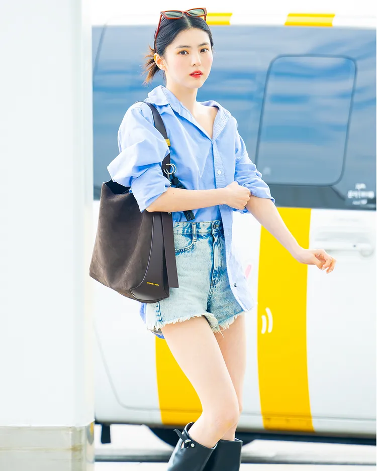 韓素希肩背小CK未開賣的Edna麂皮流浪包。品牌提供