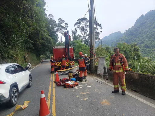 北宜18.3K化學車衝破護欄墜25米深山谷 駕駛意識模糊送醫