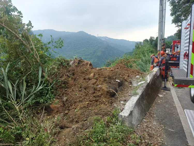 大貨車墜谷。警方提供